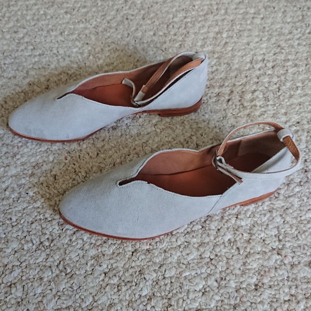 Charleston Shoe Co Suede Ballet ankle closure Flat in gray Size 8